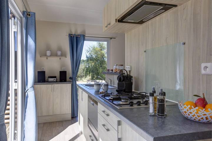 Camping pour 2 personnes, avec terrasse ainsi que piscine et jardin, adapté aux familles dans Côte de Granit Rose - 3