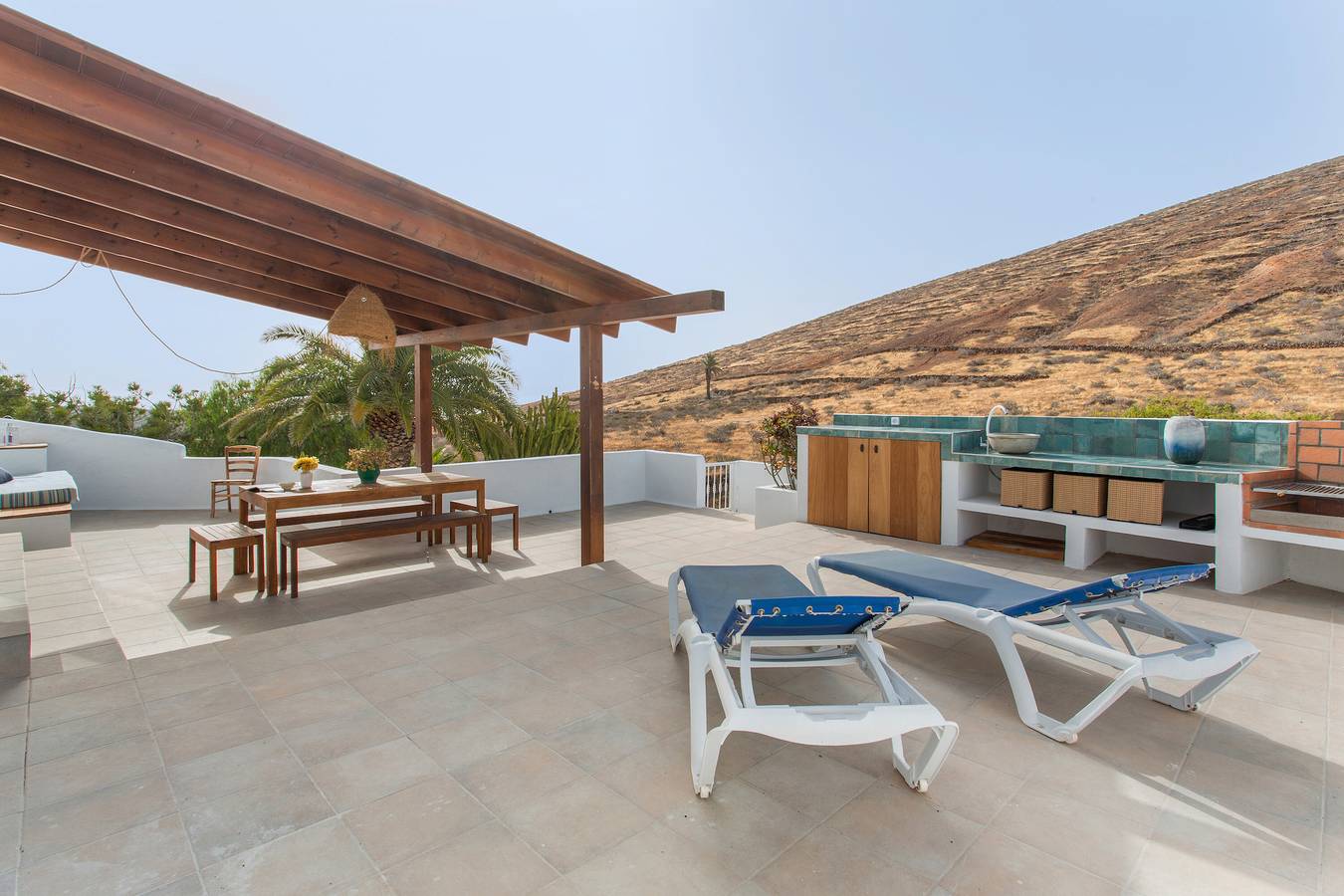 Casa de vacaciones 'Casa Azul' con vistas al mar, terraza privada y Wi-Fi in Haría, Lanzarote