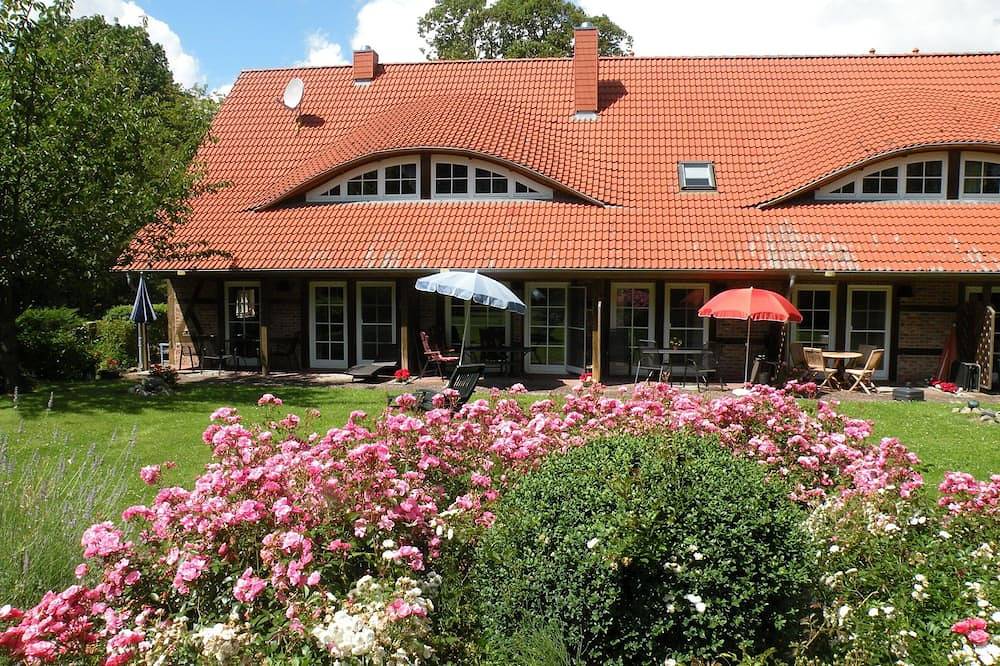 Ganze Wohnung, Rügen-Ferien im historischem Gutshof: Altes Gutshaus Losentitz - Ferienwohnung 4 in Halbinsel Zudar, Garz/Rügen