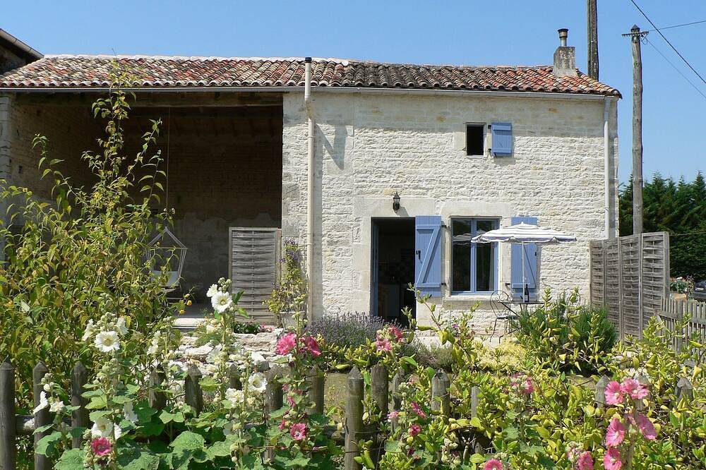 Cosy, pet friendly cottage for 2 in pretty countryside in Crézières, Niort region
