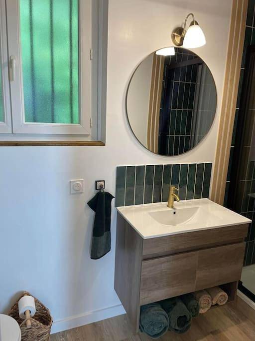 Appartement entier, One-Bedroom Apartment in Saint-Seurin-de-Bourg, Région de Blaye