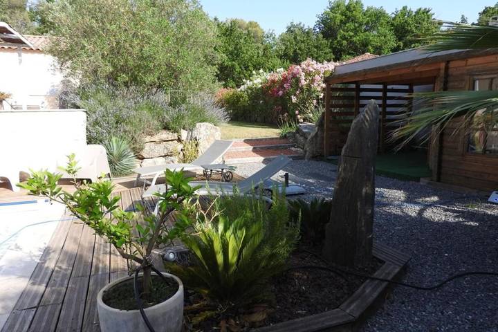 Location de vacances pour 8 personnes, avec piscine et jardin à Villevieille - 3