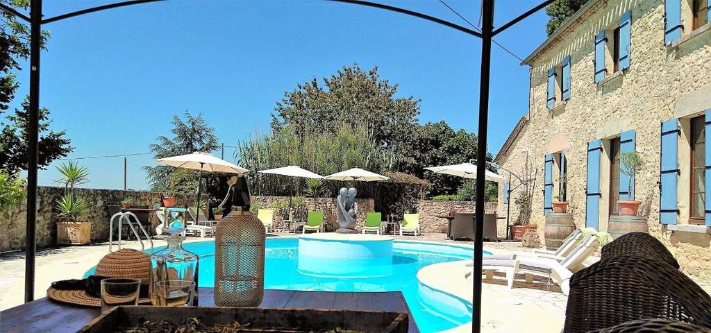 Location de vacances pour 2 personnes, avec Terrasse et Jardin ainsi que Piscine et Vue à Savignac-de-Duras