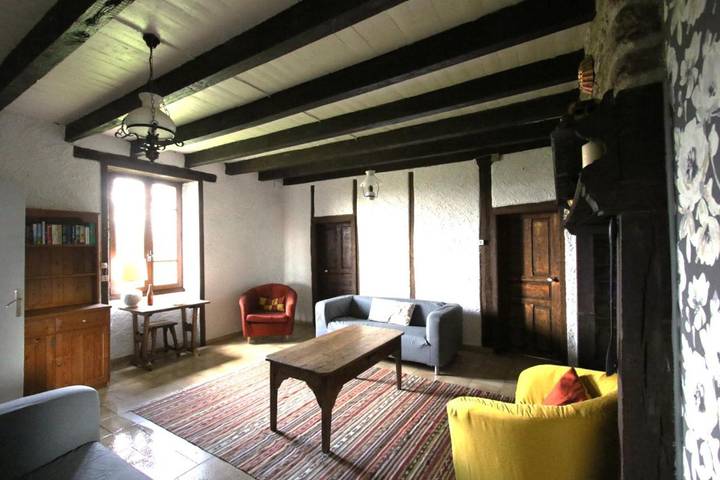 Location de vacances pour 6 personnes, avec vue ainsi que piscine et jardin à Mourjou - 3