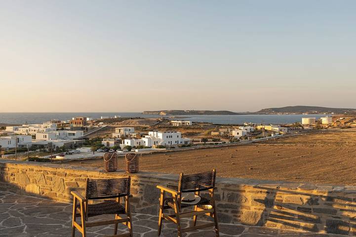 Vacation rental for 11 people, with yard and balcony in Paros