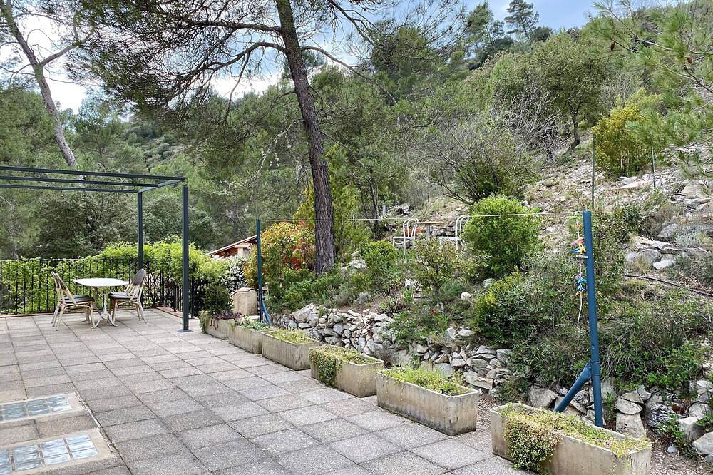 Geheel appartement, Hugo's Garriga with its terrace and private access to Lake Esparron de Verdon in Esparron-de-Verdon, Regionaal natuurpark van de Verdon