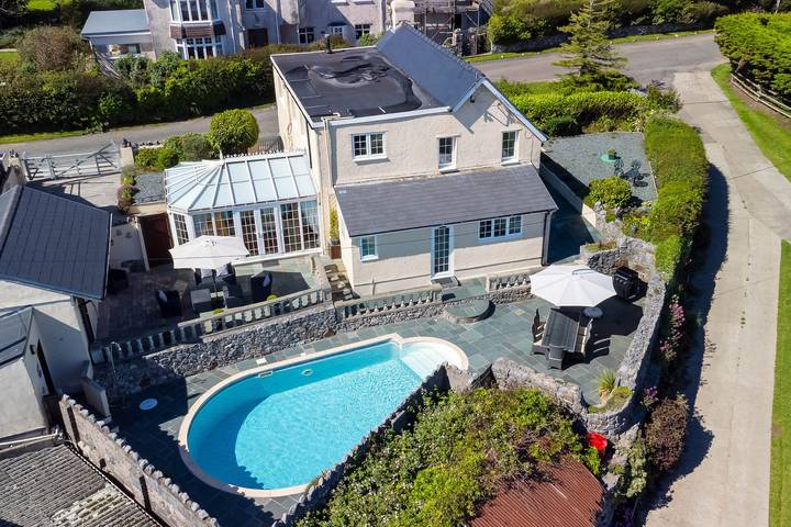Cottage for 10 people, with Ocean view and Terrace as well as Garden and Pool in Gower