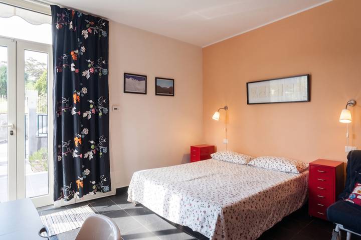 Studio entier, Studio chaleureux à Nicolosi, 30 m² avec parking inclus in Nicolosi, Etna
