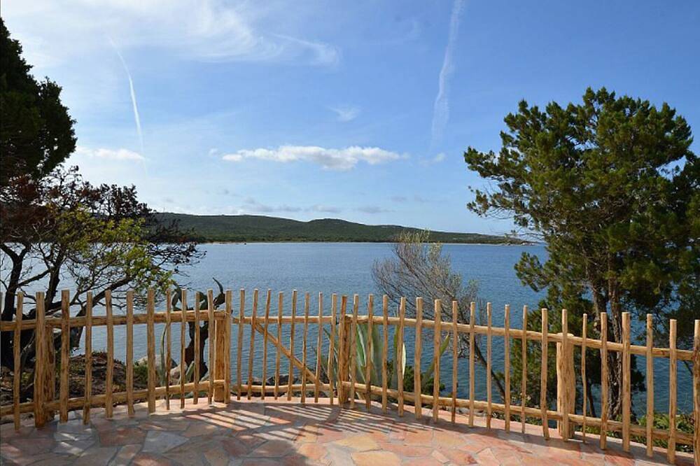 En Pianottoli-Caldarello, villa de piedra bonifacio, pies en el agua in Pianotolli-Caldarello, Distrito de Sartène