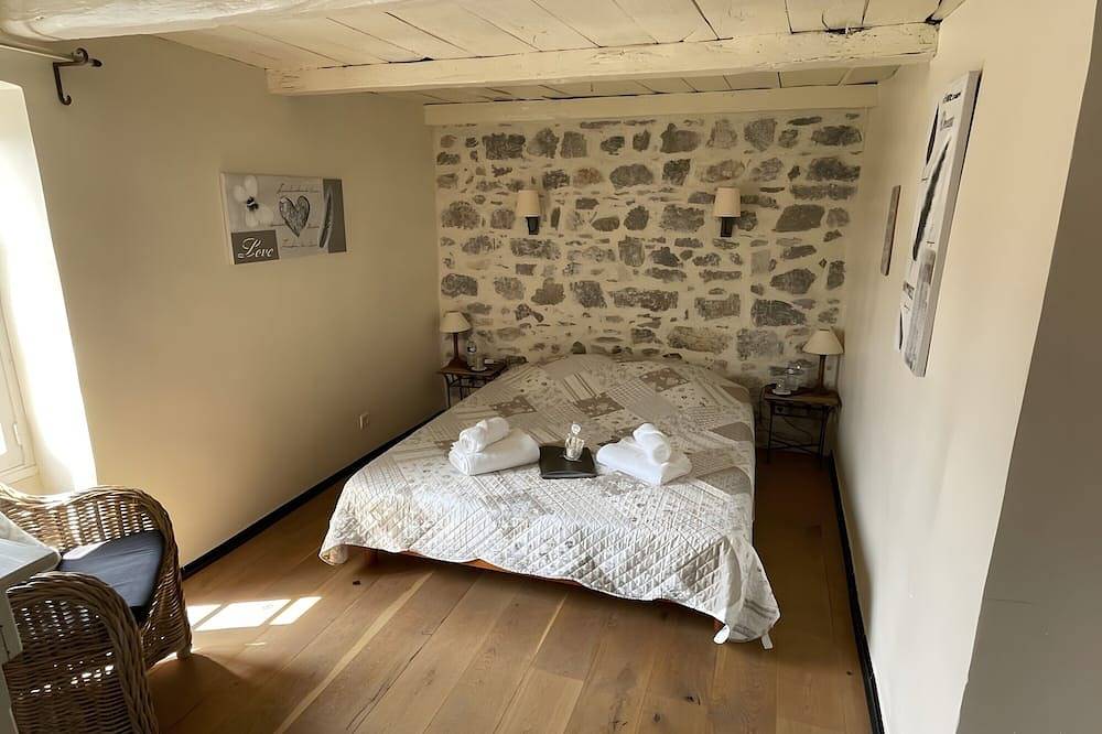Guest Room “La Clède” with Shared Pool, Wi-Fi, and Air Conditioning in Saint-Alban-Auriolles, Ardèche