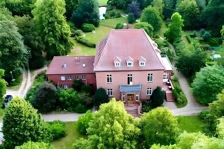 Ferienhaus für 25 Personen, mit Balkon und Garten sowie Sauna in Mecklenburgische Schweiz