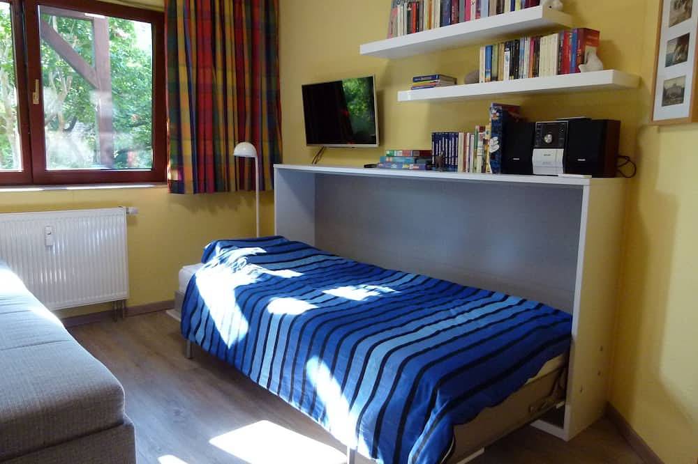 Ganze Wohnung, Große Fewo mit Süd-Terrasse, Garten, weiter Blick in die Landschaft, strandnah in Polchow, Glowe
