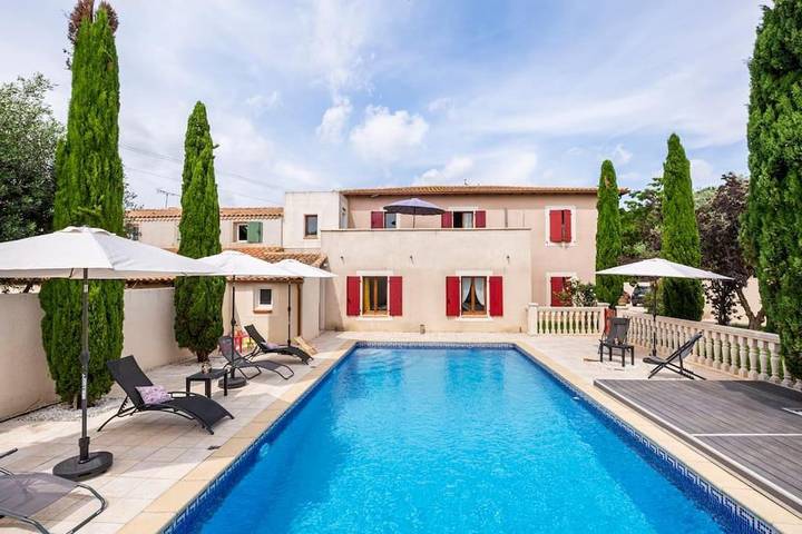Location de vacances pour 9 personnes, avec Balcon et Terrasse ainsi que Jardin et Piscine à Manduel