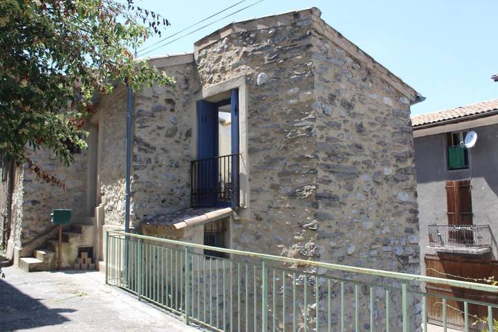 Location de vacances pour 8 personnes, avec terrasse à La Javie