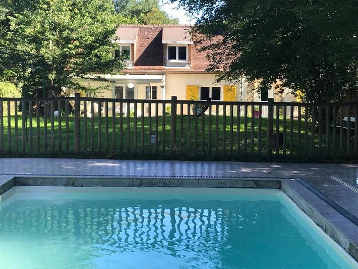 Location de vacances pour 6 personnes, avec Jacuzzi et Terrasse ainsi que Jardin et Piscine à Charbonnières