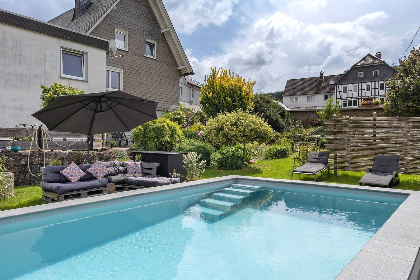 Ganze Wohnung, Ferienwohnung "Kebben" mit gemeinsamer Terrasse, Gemeinschaftsgarten und Pool in Kirchhundem, Sauerland