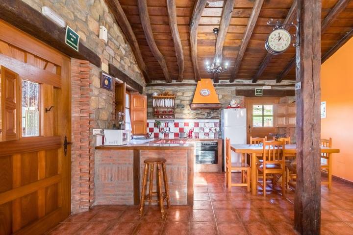 Apartamento entero, Apartamento 'Juntana 2' con vistas a la montaña, terraza compartida y Wi-Fi in Villacarriedo, Cordillera Cantábrica