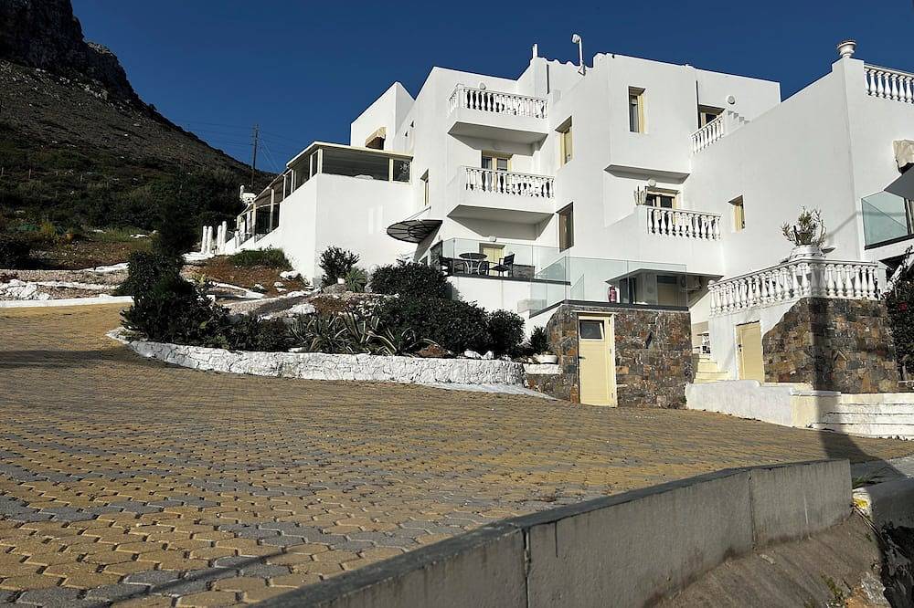 Entire Villa Thrilogy Full View in Koutouloufari, Iraklio-Heraklio region