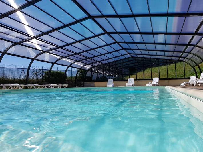 Camping pour 11 personnes, avec jardin et jacuzzi ainsi que piscine et sauna, animaux acceptés