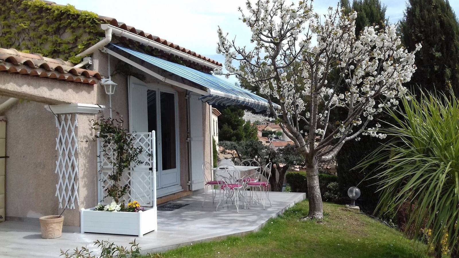 Casa vacacional «Location Saisonnière T2 Dúplex» con piscina privada, Wi-Fi y aire acondicionado in Septèmes-les-Vallons, Region de Aix-en-Provence