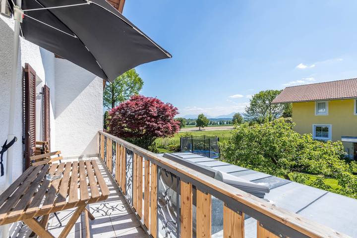 Ferienwohnung für 4 Personen, mit Balkon und Garten sowie Kinderpool und Seeblick