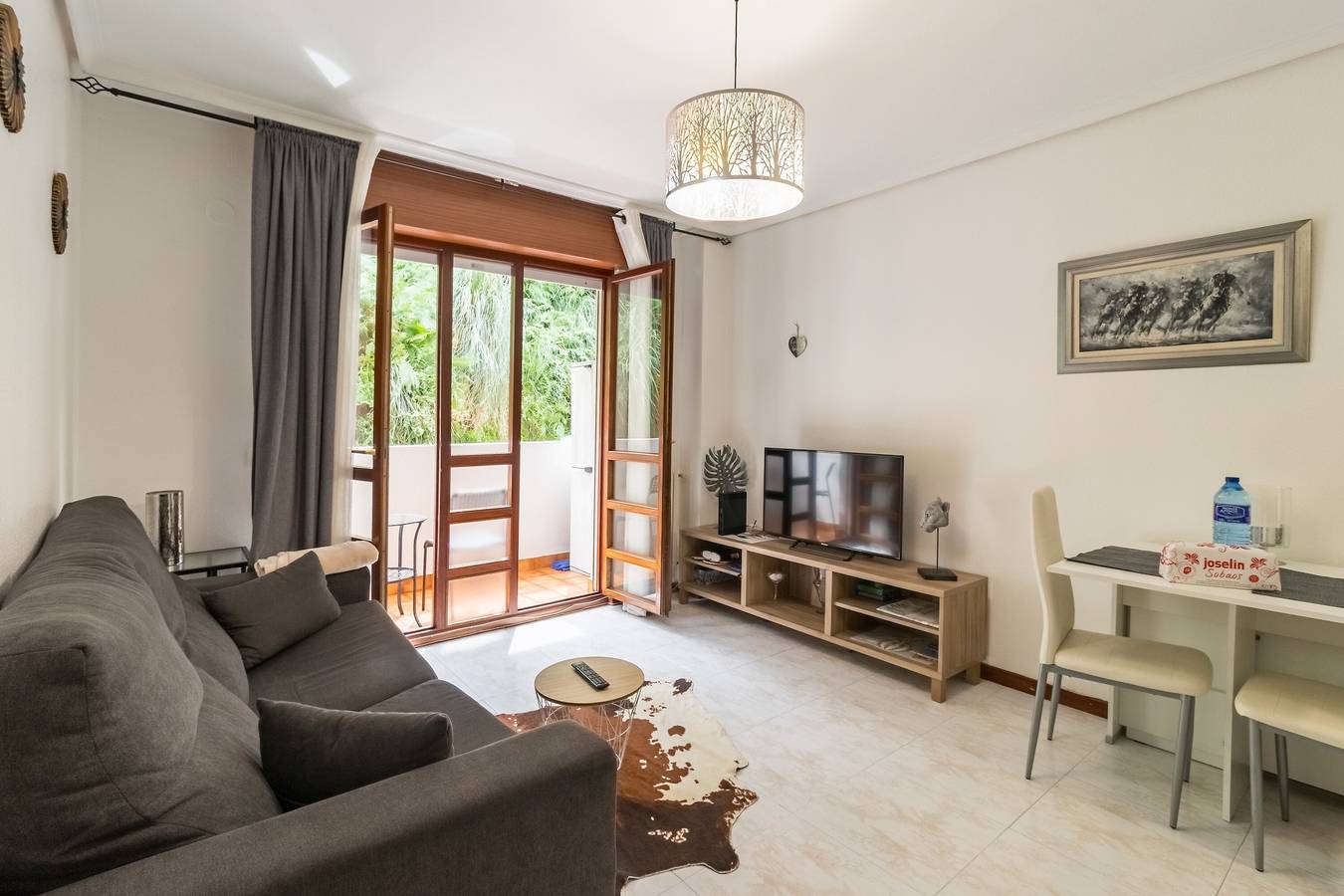 Apartamento entero, Apartamento 'La Ribera' con vistas a la montaña, piscina compartida y Wi-Fi in Suances, Costa de Cantabria