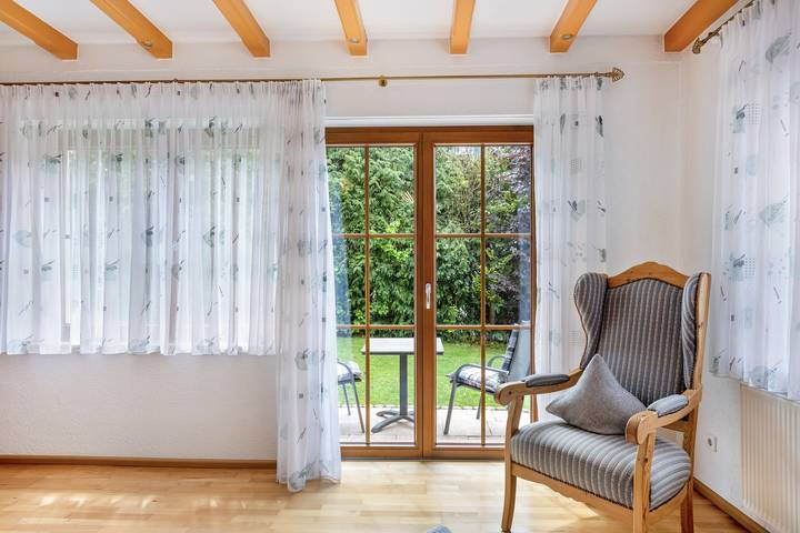 Apartamento inteiro, Apartamento com 2 varandas, relvado, 3Welten Card e Wi-Fi perto do Solemar in Bad Durrheim, Central Black Forest