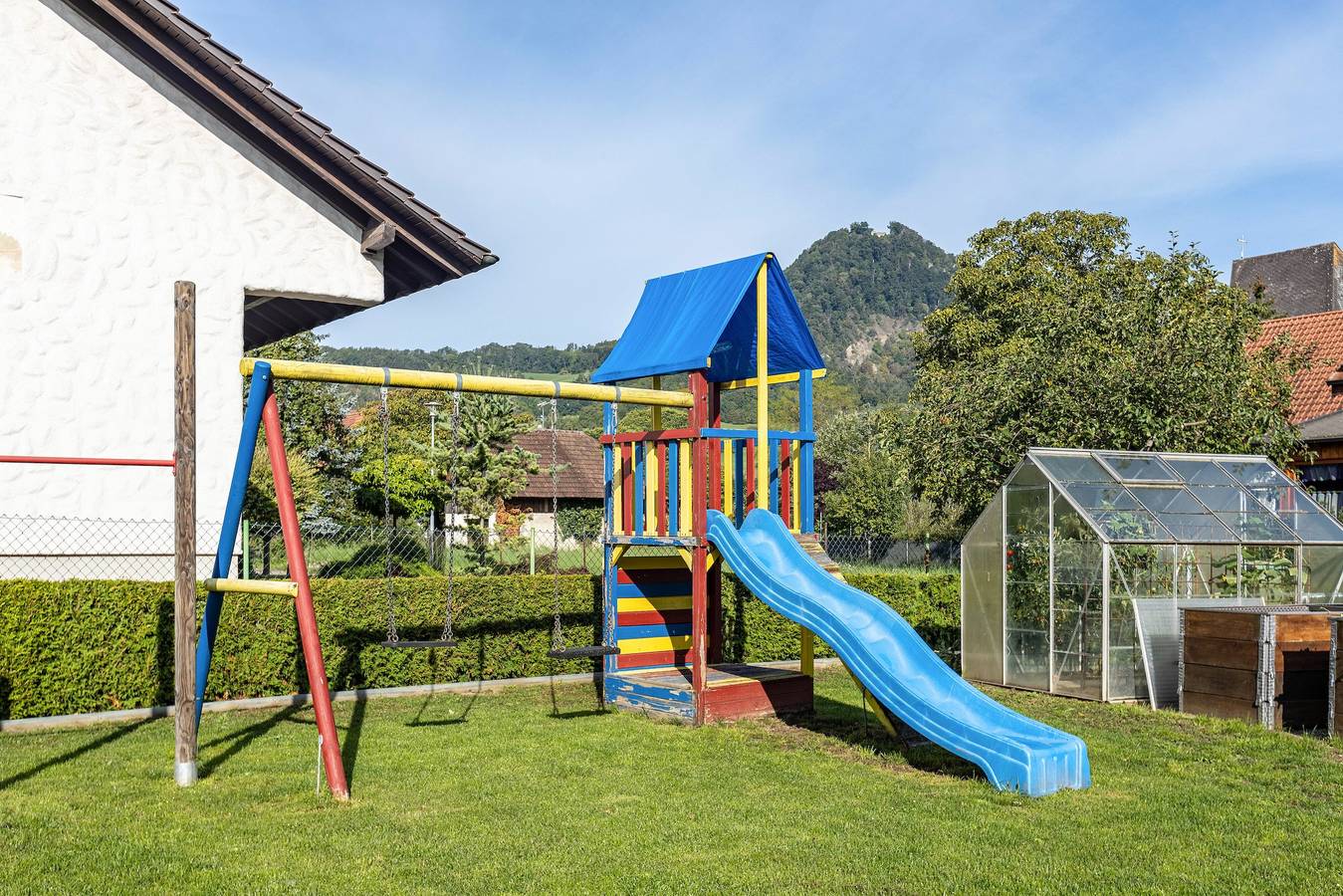 Ganze Wohnung, Ferienwohnung 'Hewenpanorama 2' mit Bergblick, gemeinsamer Terrasse und Wlan in Engen, Hegau