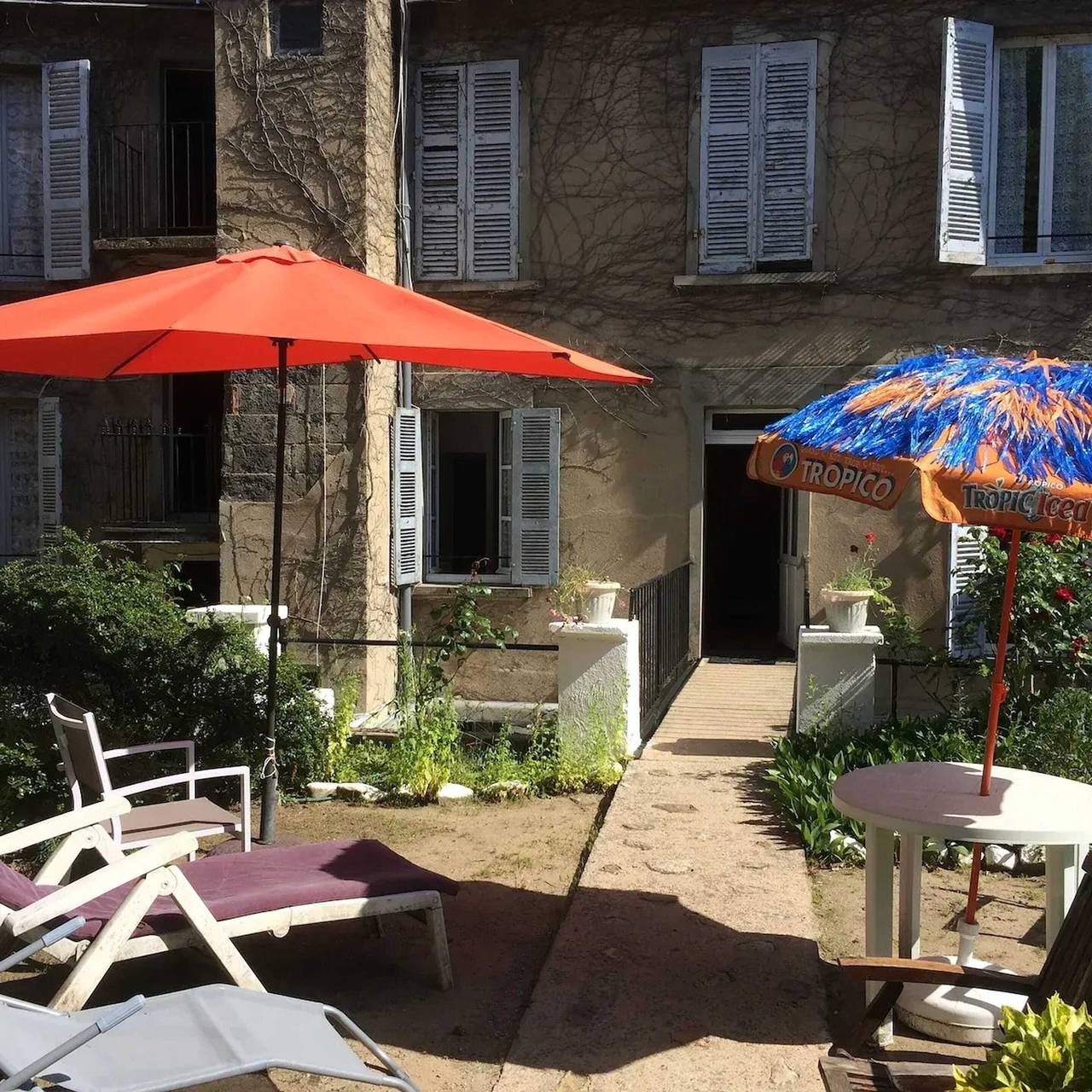 Estudio entero, Estudio cómodo en Néris-les-Bains de 20 m² in Néris-les-Bains, Región de Montluçon