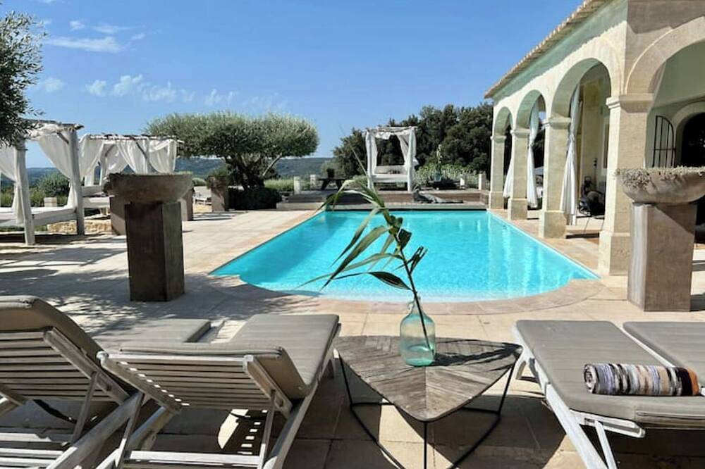 Villa de Luxe en Face du Célèbre Pont-du-gard in Castillon-du-Gard, Region de Nimes
