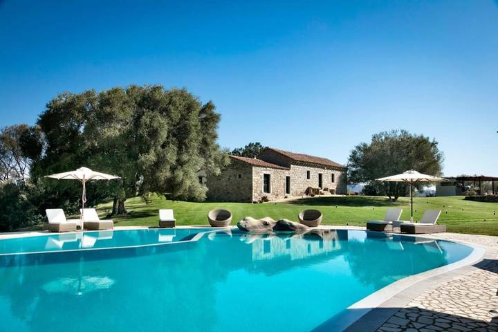 Hotel per 7 persone, con Terrazza e Giardino nonché Piscina e Sauna a Arzachena