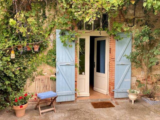 Gîte pour 2 personnes, avec piscine ainsi que vue et terrasse dans Larrazet