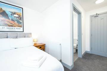 Cottage for 16 People in Fishguard, Pembrokeshire, Photo 4