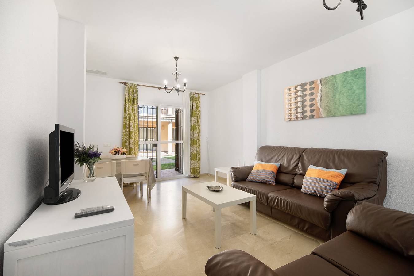 Apartamento entero, Apartamento vacacional "Altamar" con piscina compartida, terraza privada y Wi-Fi in Novo Sancti Petri, Chiclana de la Frontera