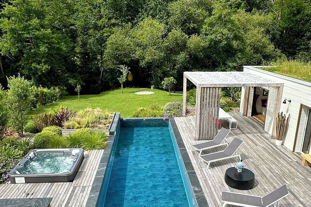 Small house with pool and jacuzzi on the edge of a forest in Biarritz, Bayonne region