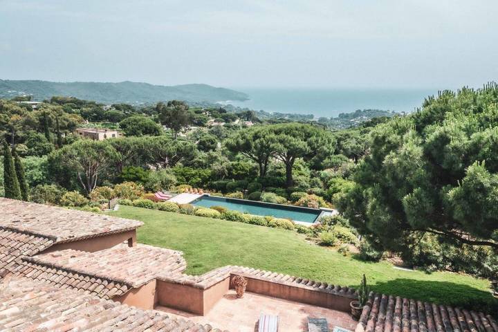 Ferienhaus für 16 Personen, mit Balkon und Garten sowie Pool, kinderfreundlich