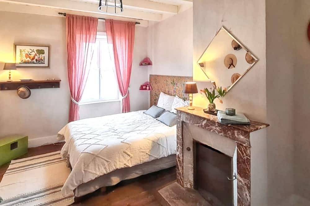 Homerez - Charmantes Haus in Mauzun mit Garten und Blumenpatio in Mauzun, Regionaler Naturpark Livradois-Forez