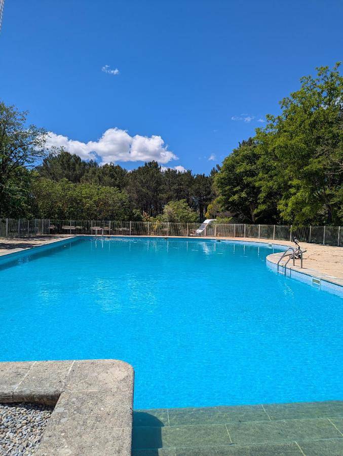 Maison d’hôte pour 2 personnes, avec Terrasse et Jacuzzi ainsi que Jardin et Piscine à Ginasservis