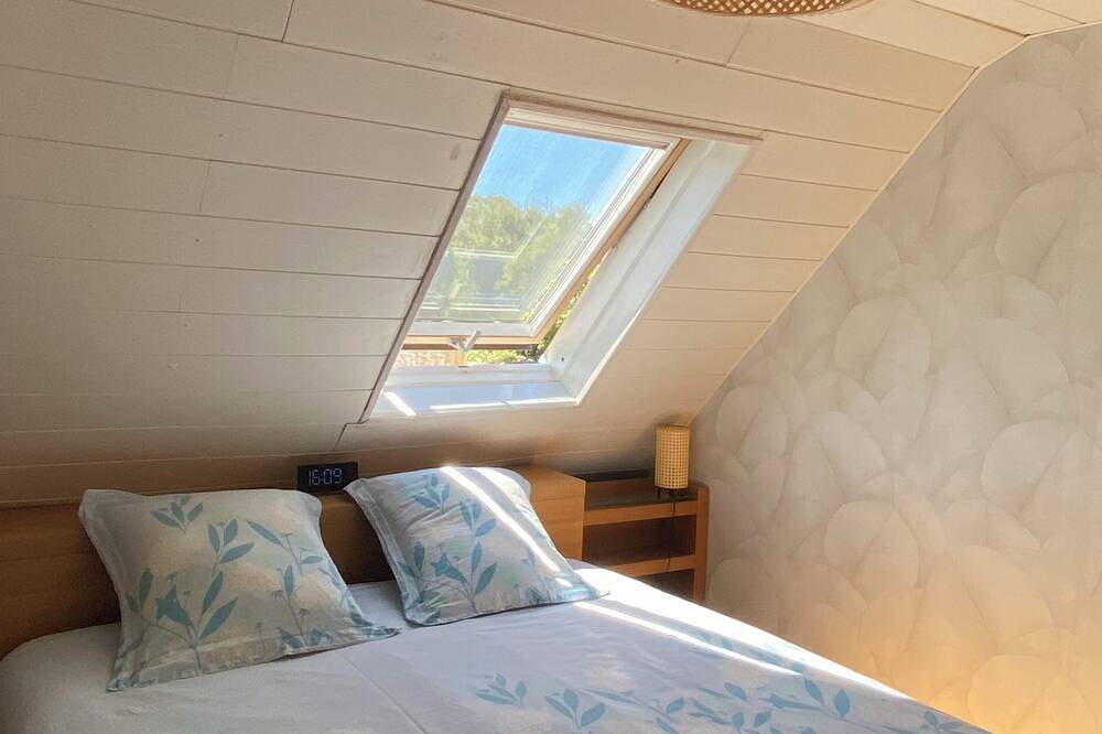 In the countryside, beaches just a few minutes away... in Plomeur, Quimper region