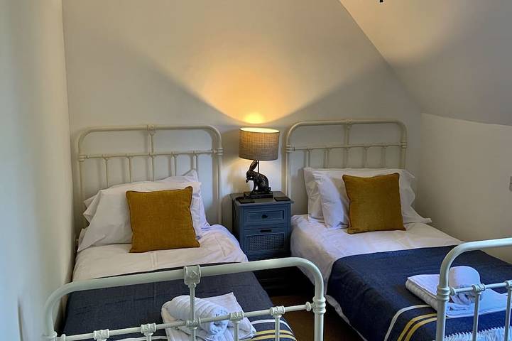 Kentish Oast, Cottage and Barn in stunning private grounds with swimming pool in Hollingbourne, Kent