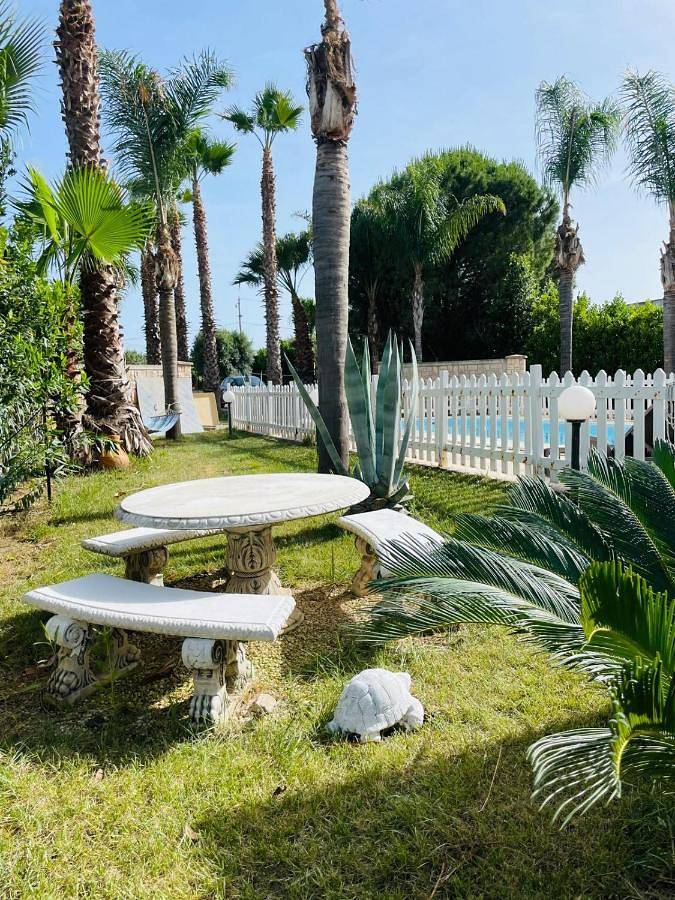 Location de vacances pour 4 personnes, avec piscine ainsi que vue et jardin, adapté aux familles à Francavilla Fontana - 2