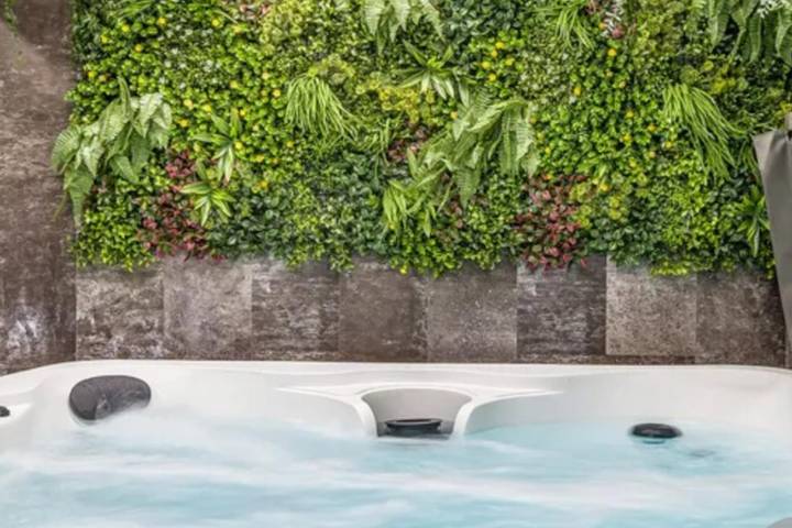 Cottage for 19 people, with garden and hot tub, child-friendly in Yorkshire