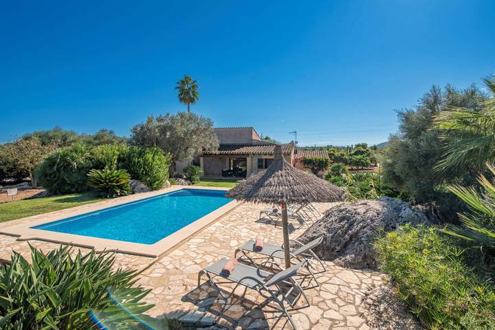Finca für Gruppen für 6 Personen, mit Balkon und Terrasse sowie Garten in Pollença
