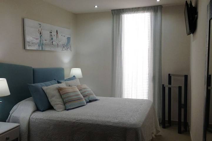 Appartement entier, Appartement Neuf, Entierement Equipee De 50 Mts Beach St. Sebastia in Platja Fonda (Sitges), Sitges