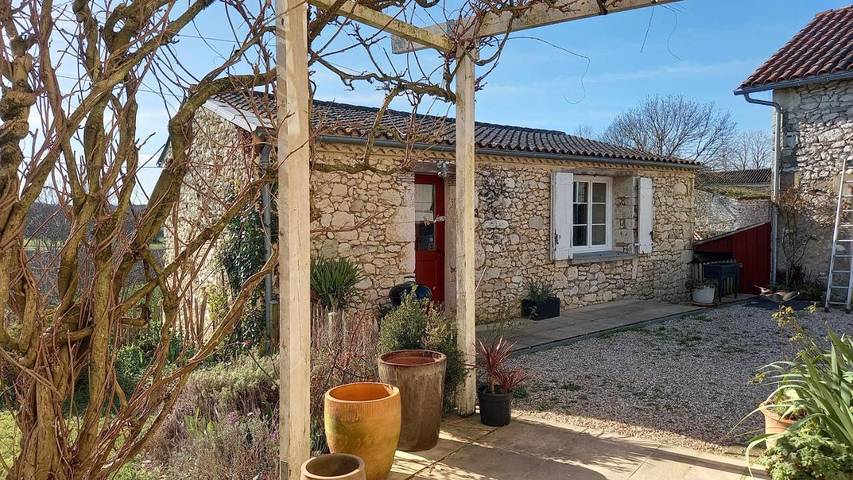 Location de vacances pour 4 personnes, avec piscine ainsi que vue et jardin à Singleyrac - 2