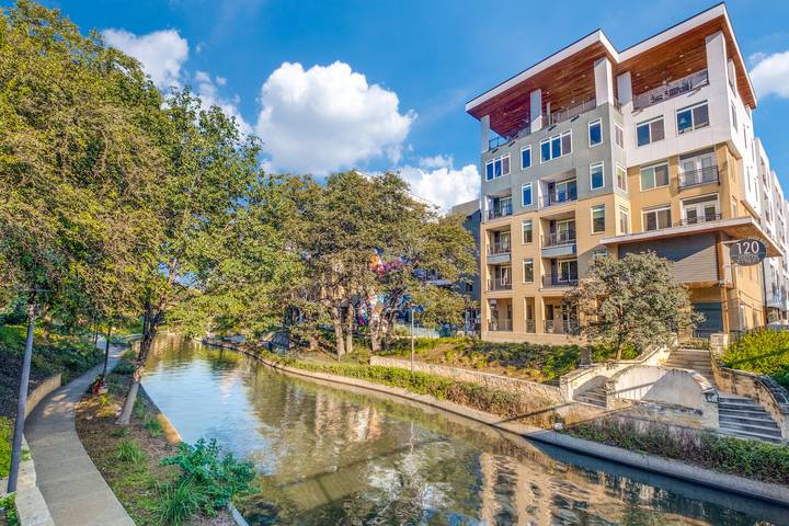 Apartamento entero, Riverwalk Oasis: piscina, estacionamiento gratuito y vistas in San Antonio, Condado de Bexar