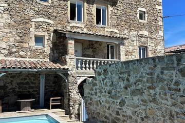 Château pour 8 personnes, avec piscine et jardin en Ardèche