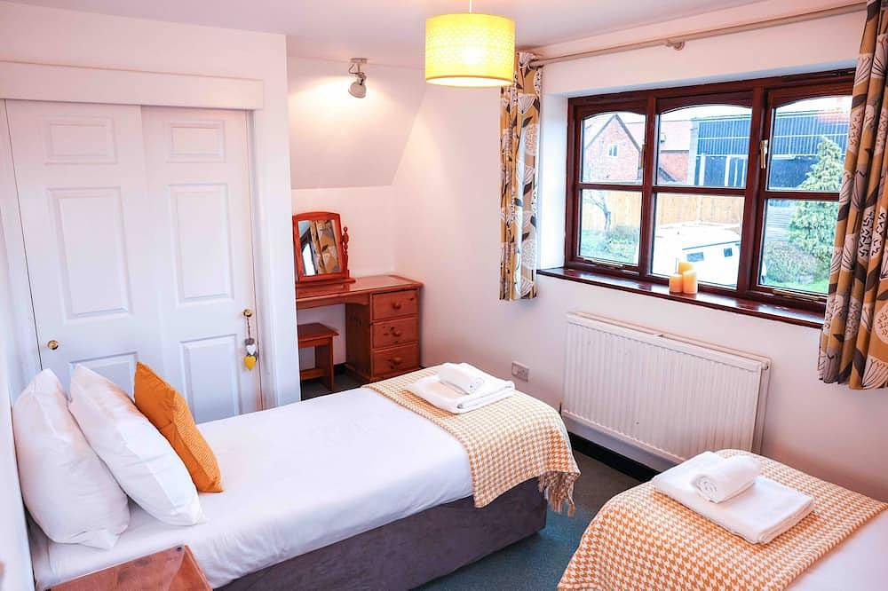 Pet friendly lakeside cottage with private hot tub, onsite golf course & cafe in Bedford