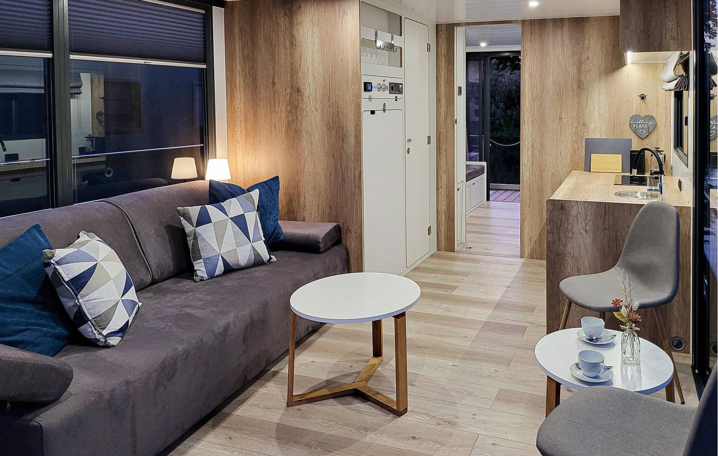 Hausboot am Flussufer mit Terrasse, Parkplatz – in Strand- und Restaurantnähe in Pritzerbe, Havelsee