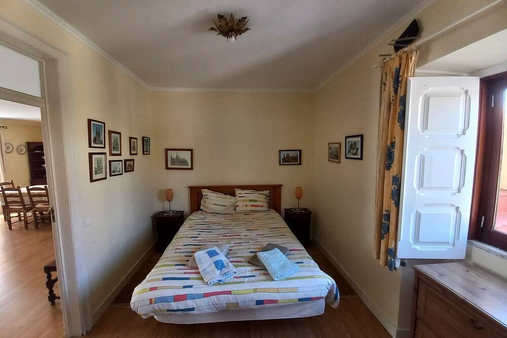 Villasferrel - Flowerpot Chalet - with large courtyard and living area in Ferrel, Leiria District